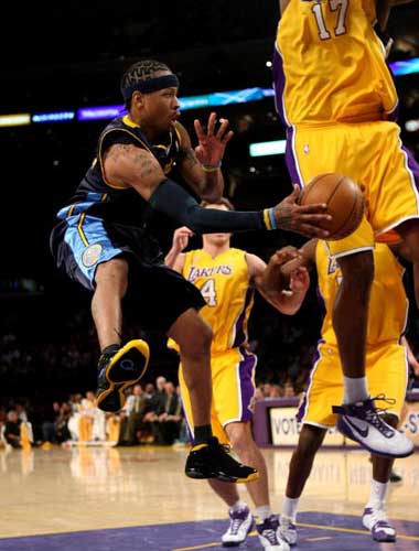 法兰克福球迷在诺坎普球场对巴萨支持者发动投掷袭击（诺坎普球场冲突：法兰克福球迷向巴萨支持者投掷物品）