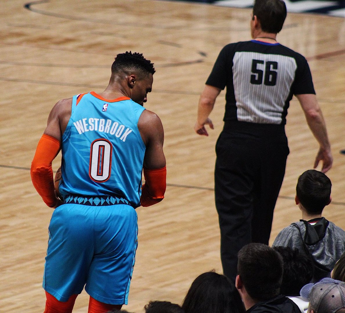 字母哥仅打3分钟伤退！雄鹿多点开花完成18分逆转捍卫主场（字母哥仅出战3分钟伤退，雄鹿群攻掀起18分大逆转守住主场）