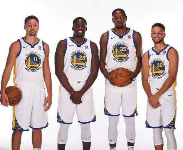 师徒重聚，阿隆索与维尔茨赛后拥抱致意，后者赠出比赛球衣（师徒再会，阿隆索赛后与维尔茨相拥，维尔茨赠球衣致意）