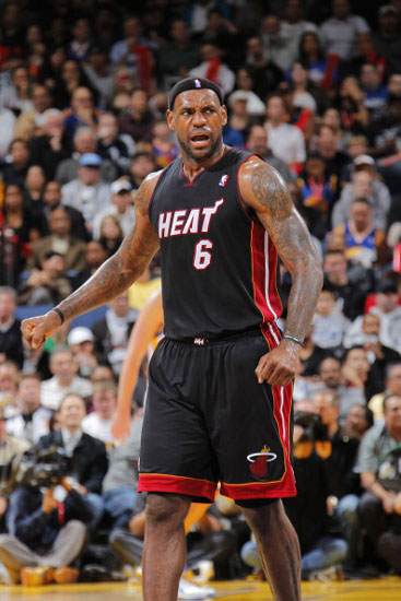 这队传球流畅得像跳舞（这队传球如舞步般丝滑）