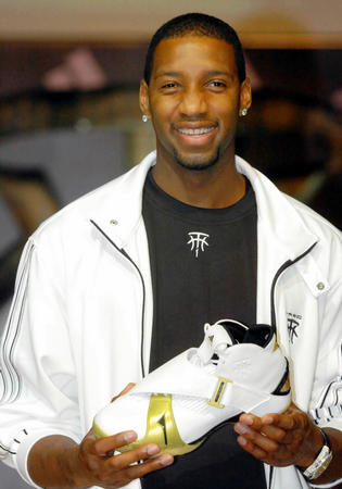 姆伯莫不想让曼联和喀麦隆起冲突，决定让二者商讨回国时间（为避免曼联与喀麦隆冲突，姆伯莫决定由双方协商回国时间）